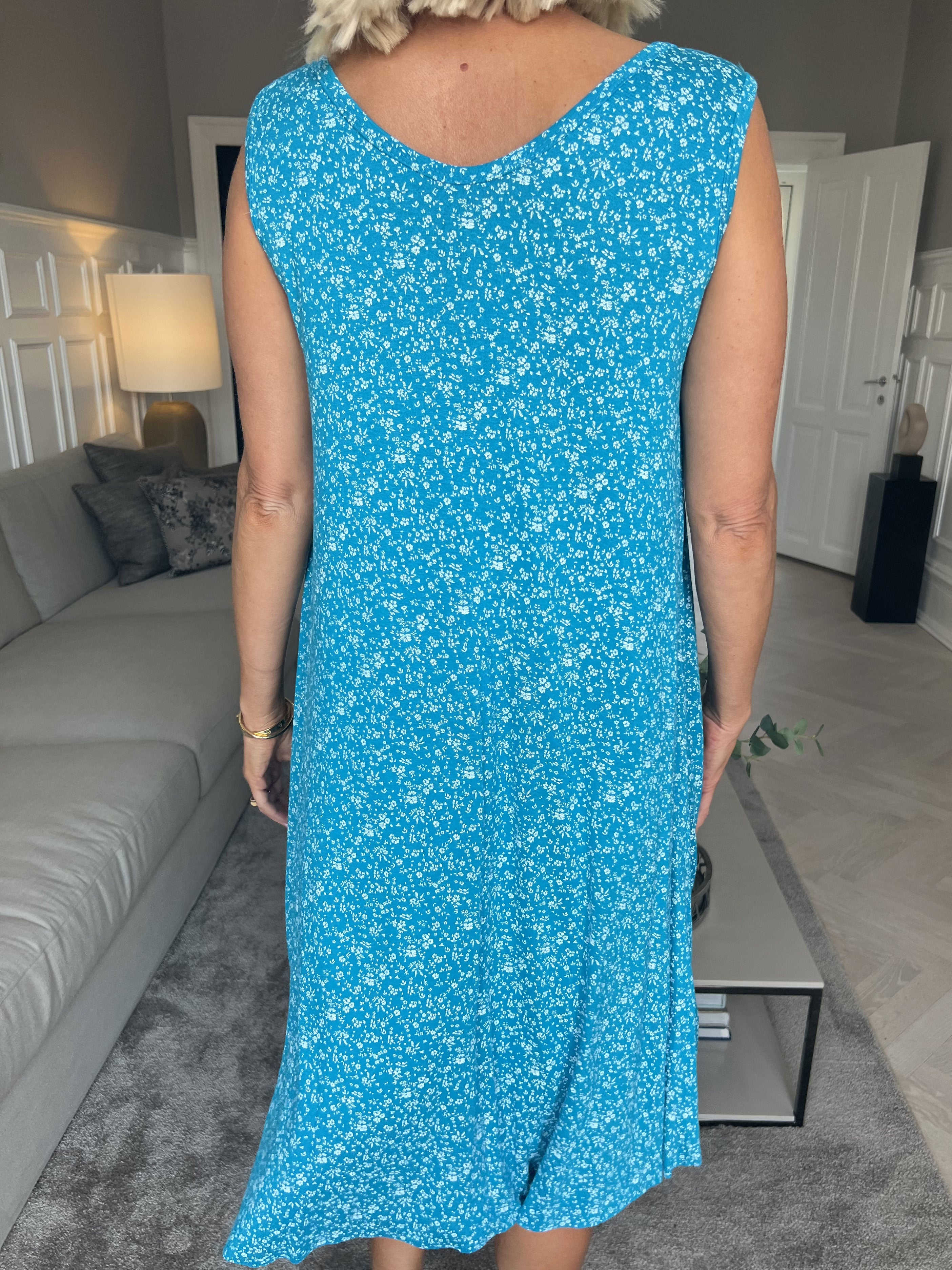 Astrid - Sød sommerkjole i viskose med småt blomsterprint